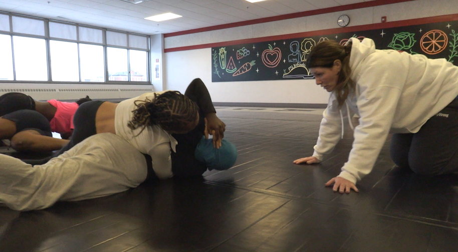 SCSD varsity wrestling coach Heather Niver coachingh junior Me'Shaya Ross. © Kyra Ceryanek 2025